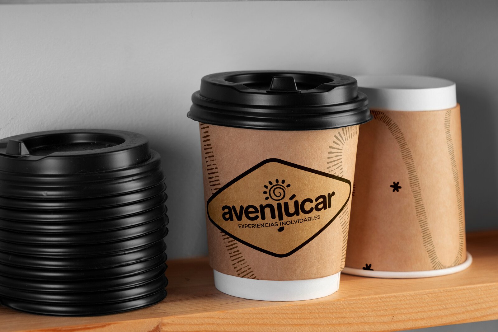 Vasos de café con el logotipo de Avenjúcar