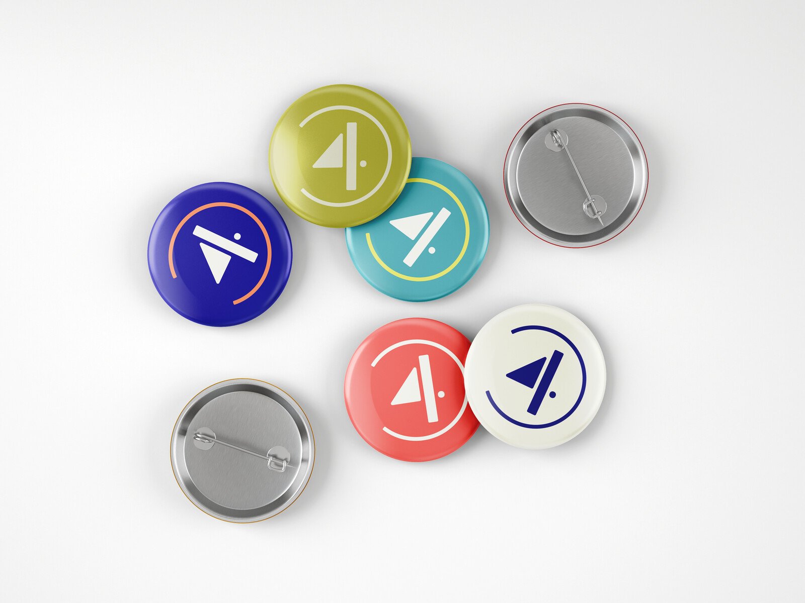 Chapas con los iconos de la marca