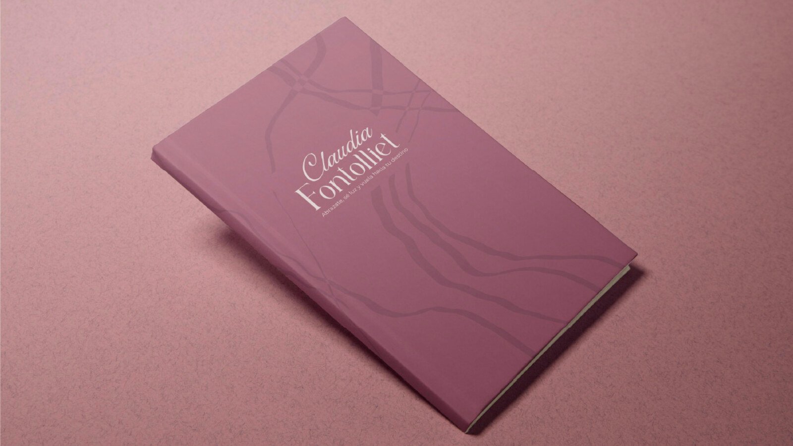 Libreta en burdeos con el logotipo y patrón de líneas