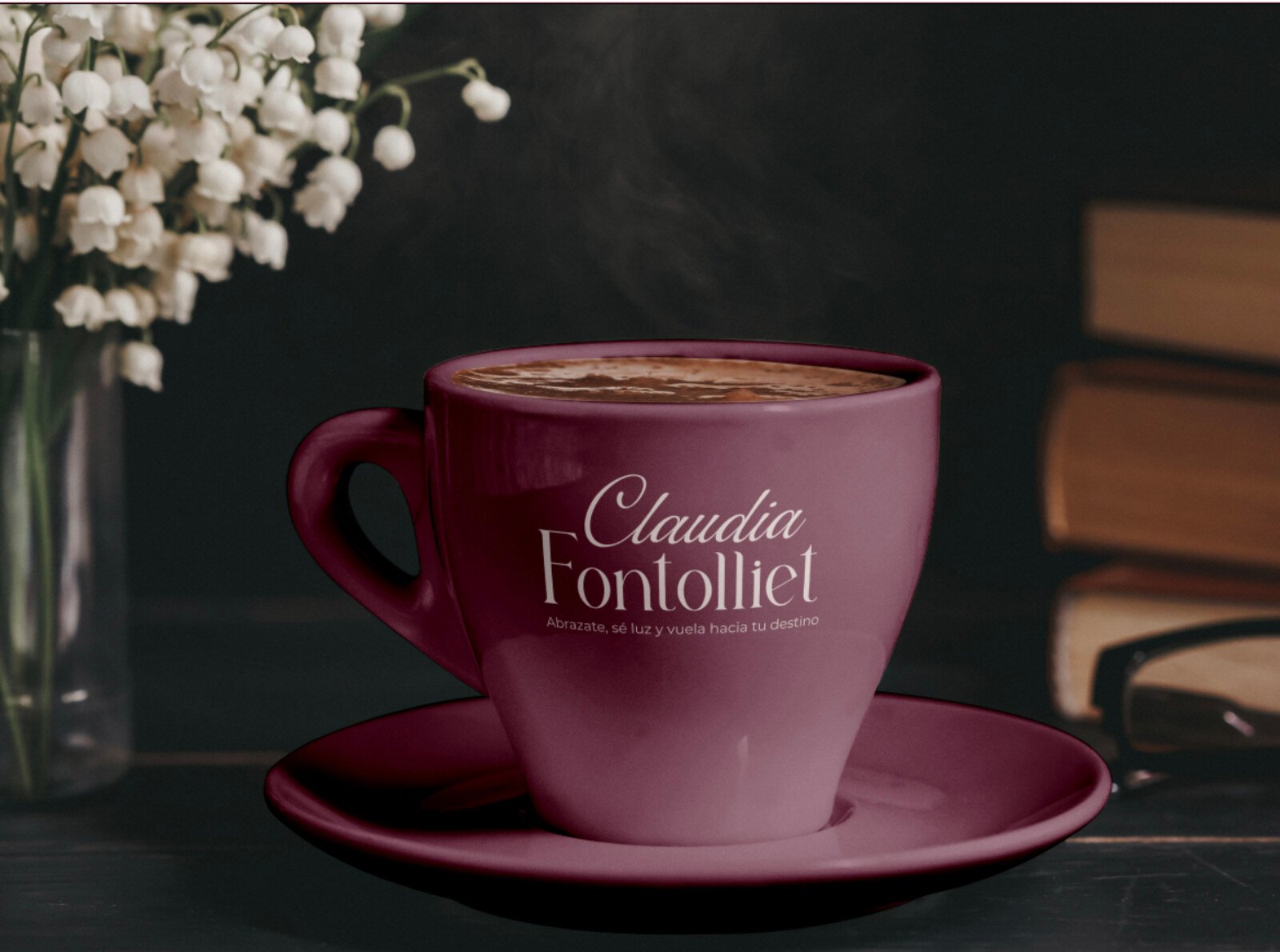 Taza en burdeos con el logotipo y el claim de la marca