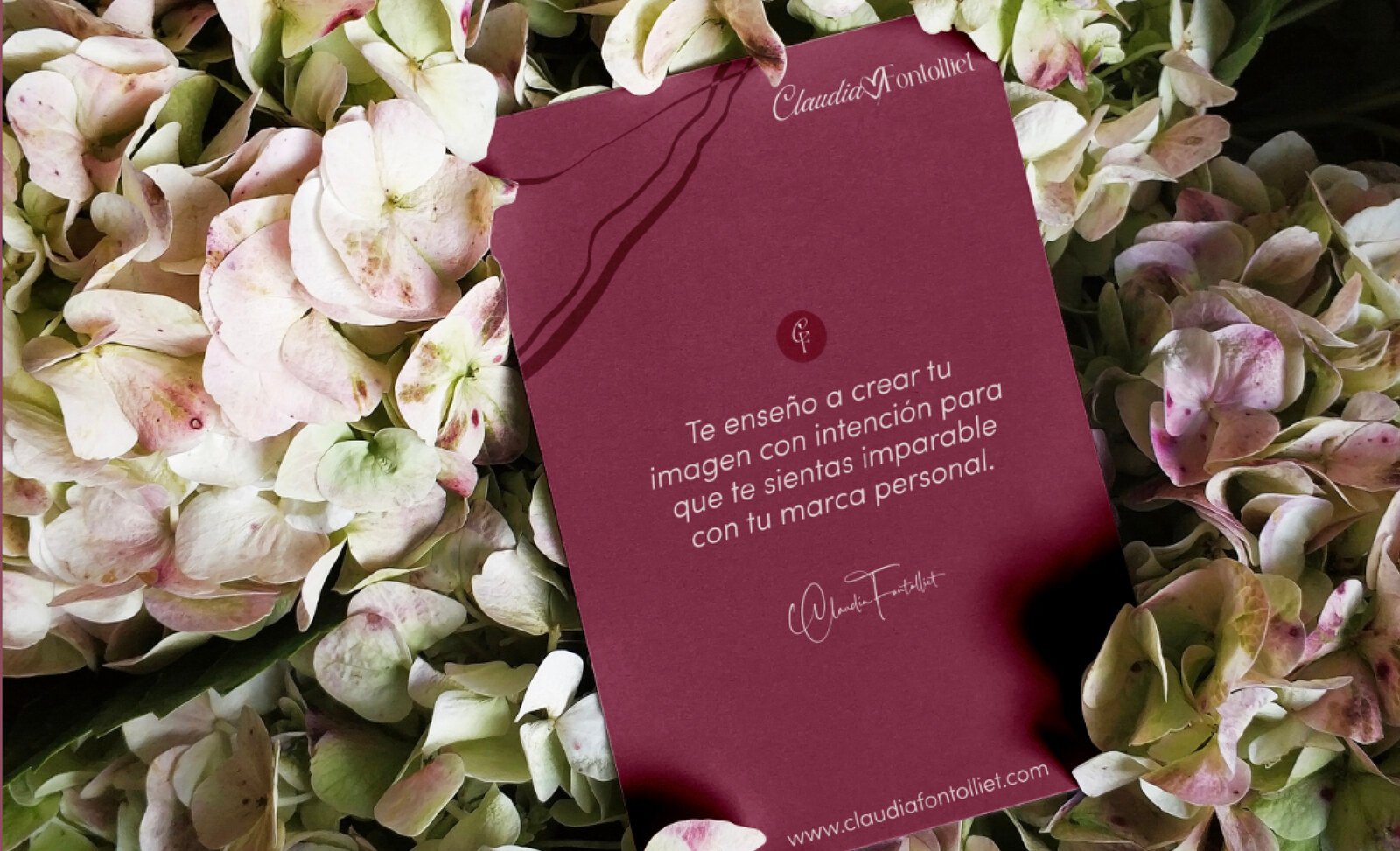 Tarjetón granate de Claudia Fontolliet entre hortensias
