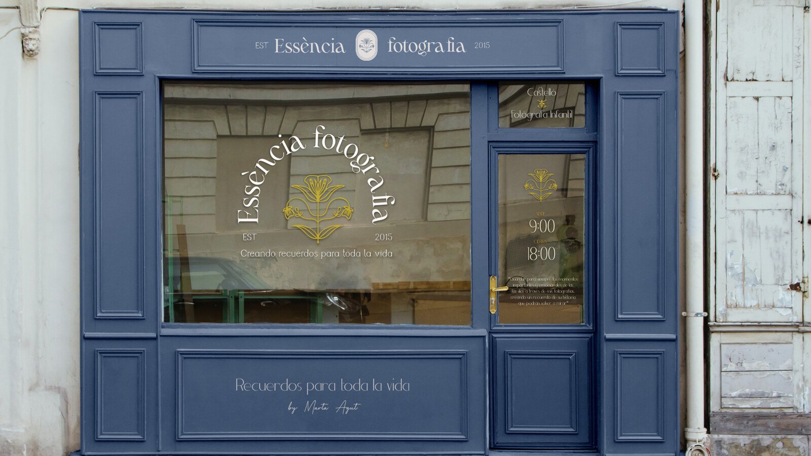 Fachada del estudio de Essència Fotografia en azul marino con el logotipo rotulado