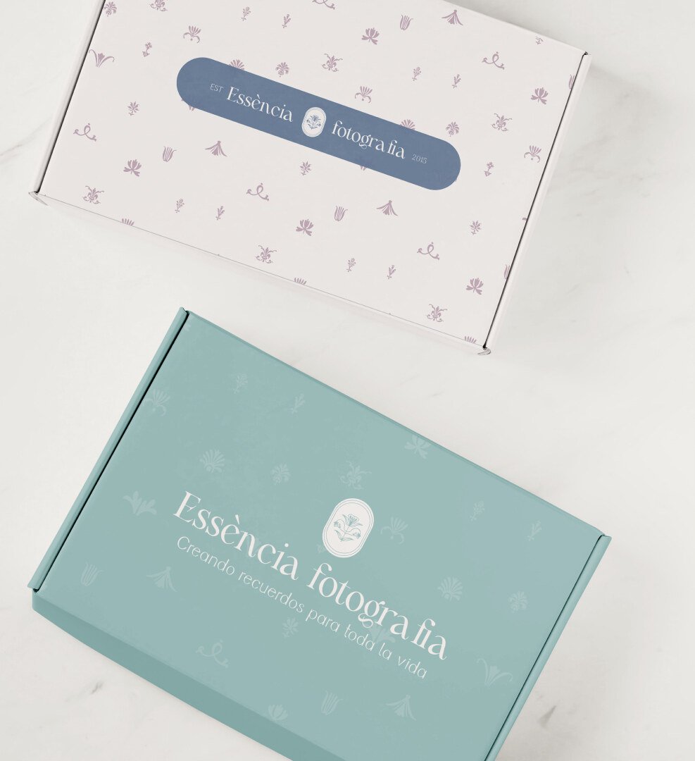 Caja de entrega con papel estampado y emblema botánico