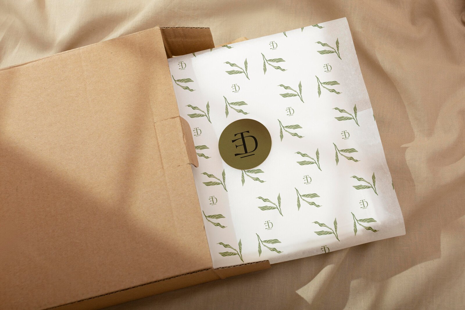 Caja de envío con papel de seda estampado y sello dorado