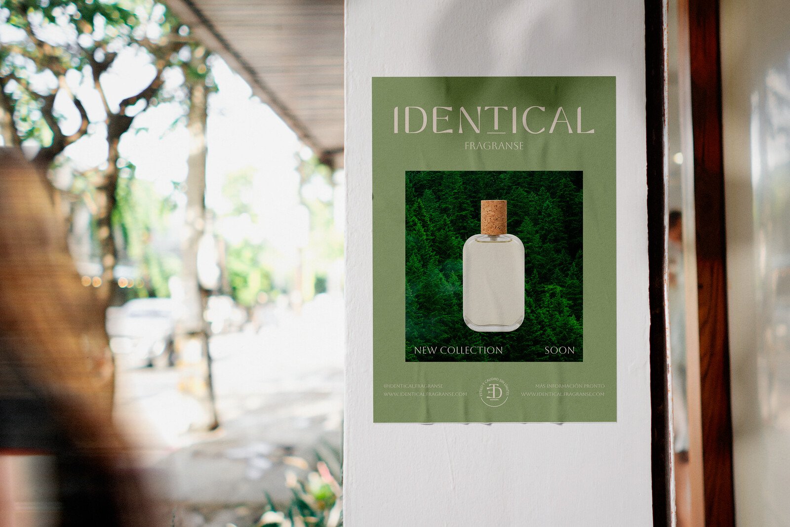 Cartel de la nueva colección en el escaparate de una calle