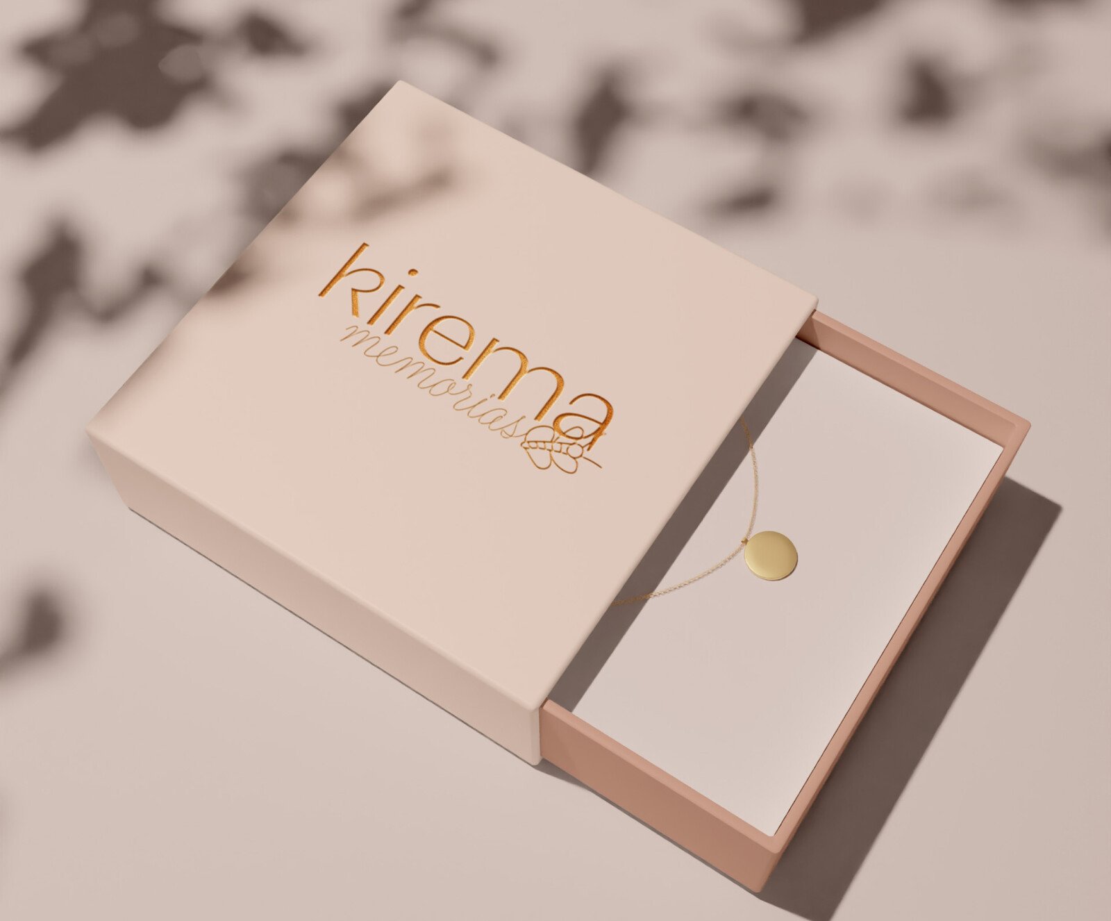 Estuche de joyería de Kirema con el logotipo estampado en dorado