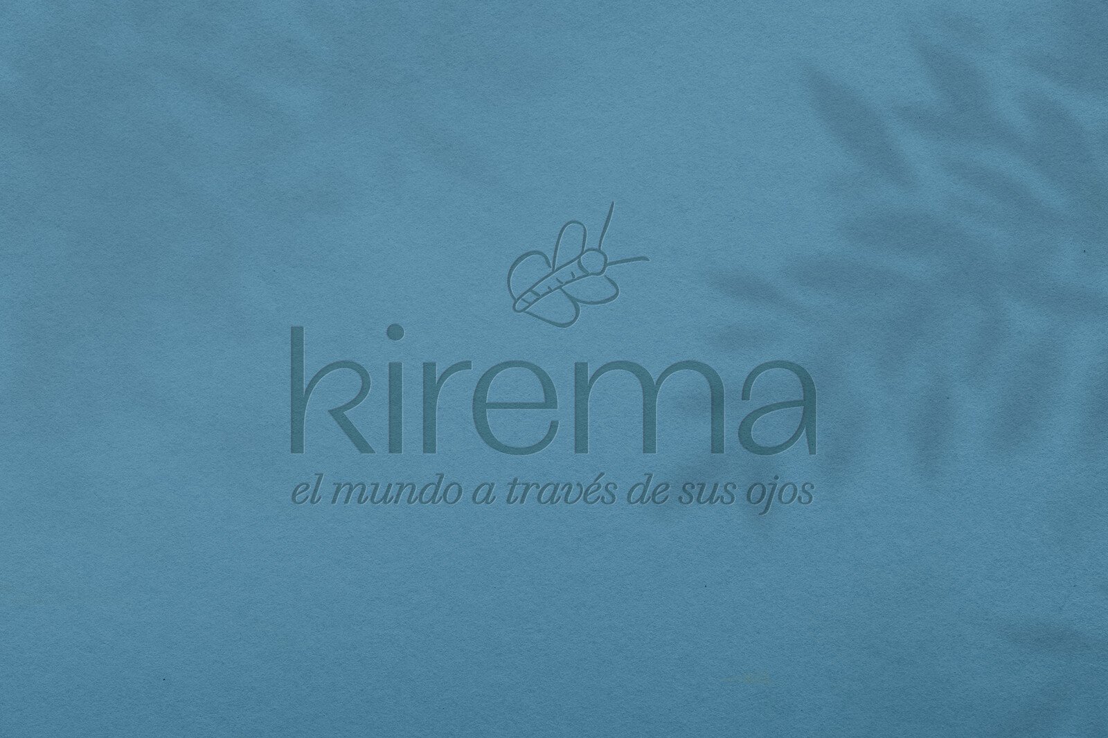 Logotipo de Kirema con su tagline sobre fondo azul petróleo