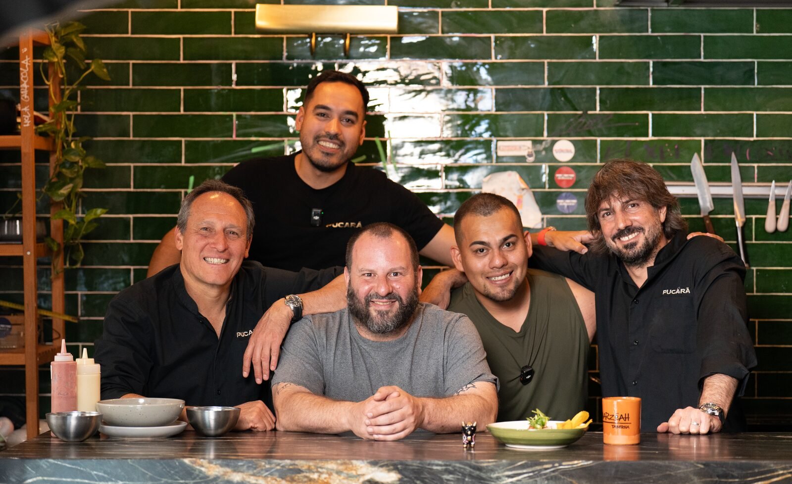 El equipo de Pucará en la barra del restaurante