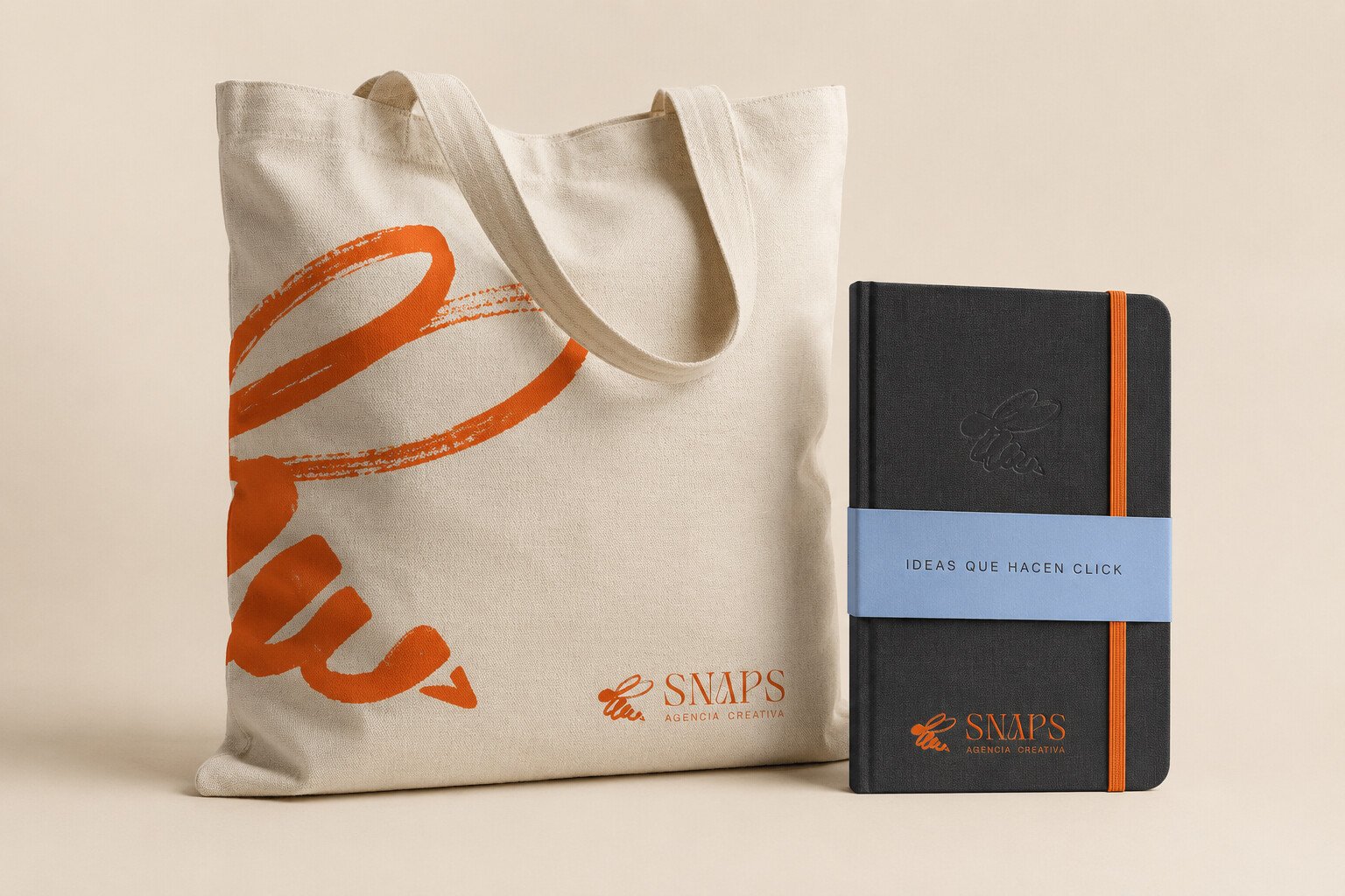 Tote bag y libreta con el trazo de la marca