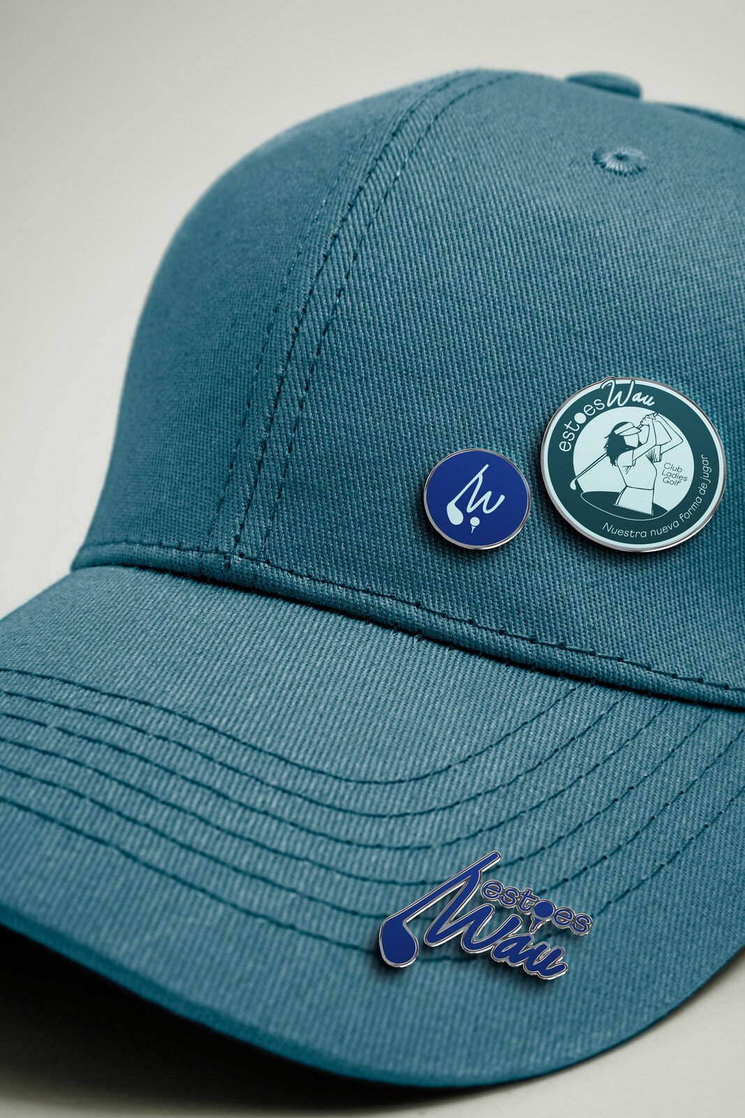 Gorra verde petróleo con dos pines esmaltados
