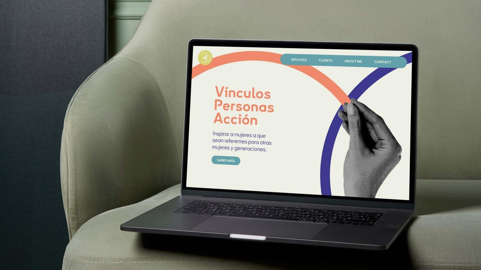 Portátil con la web de Bridge4Inclusion sobre un sofá verde