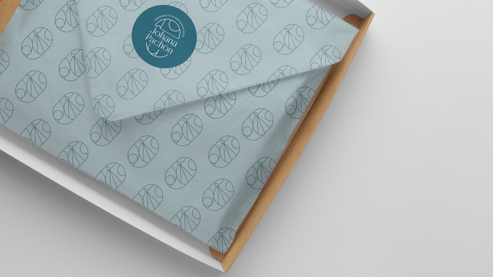 Caja de envío de Johana Pachón con papel estampado y pegatina del monograma