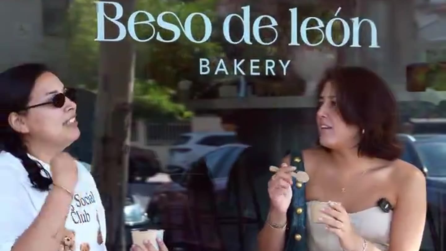 Dos clientas en la puerta de Beso de León en un vídeo de marca