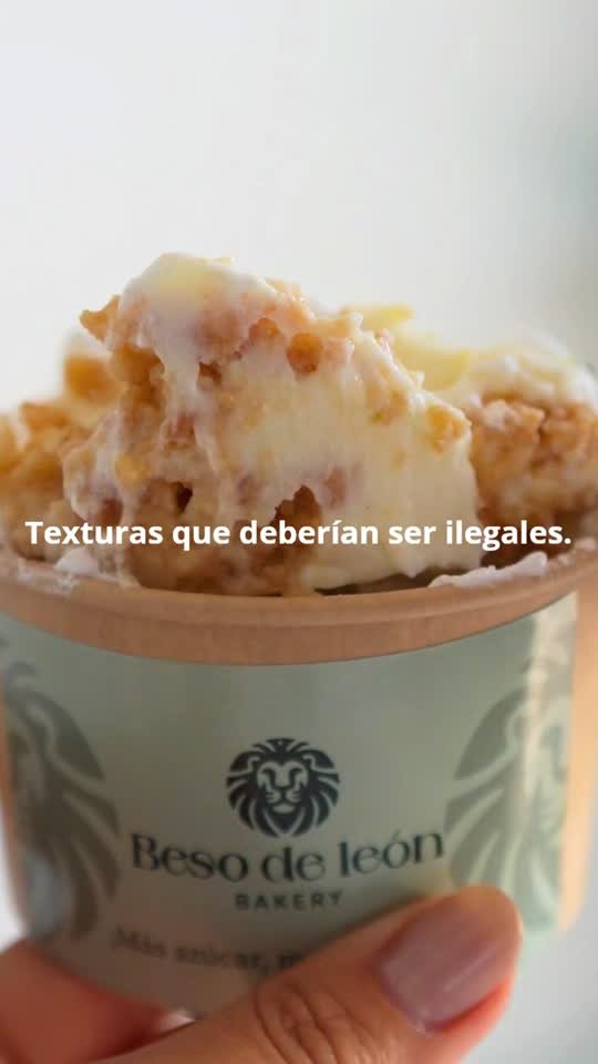Macro de helado con topping de caramelo