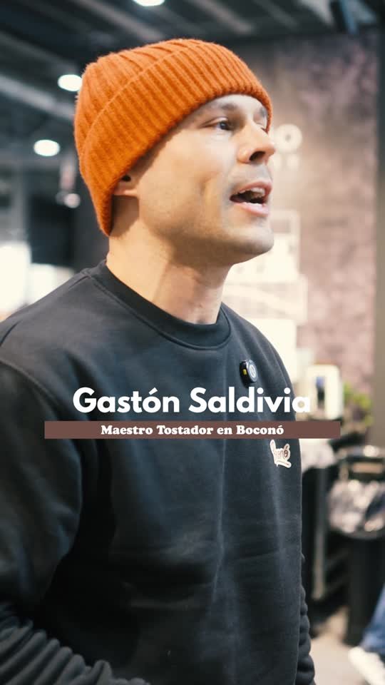 Maestro tostador de Boconó con rótulo de nombre y cargo