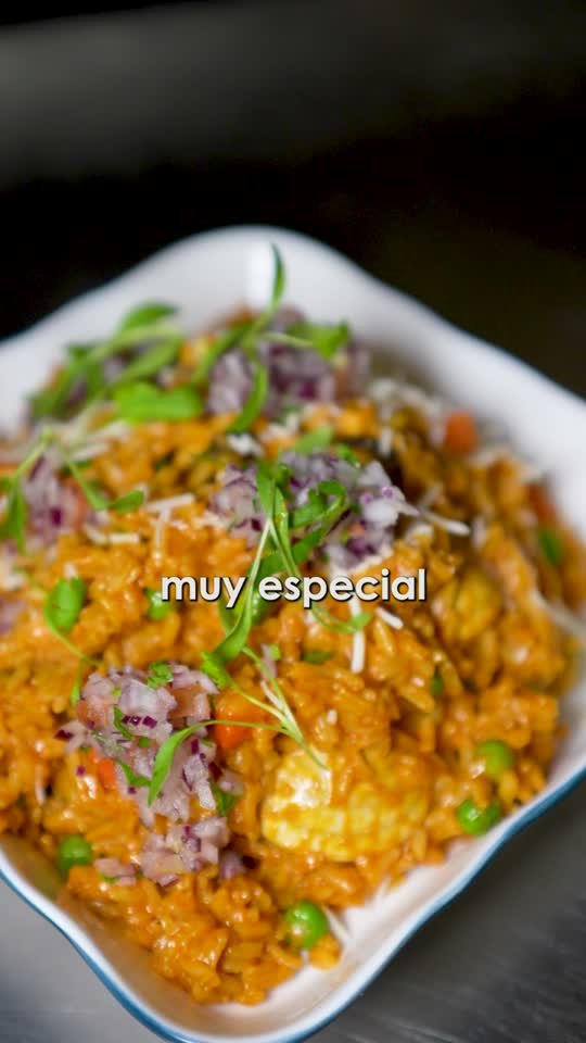 Arroz con mariscos saliendo de la sartén