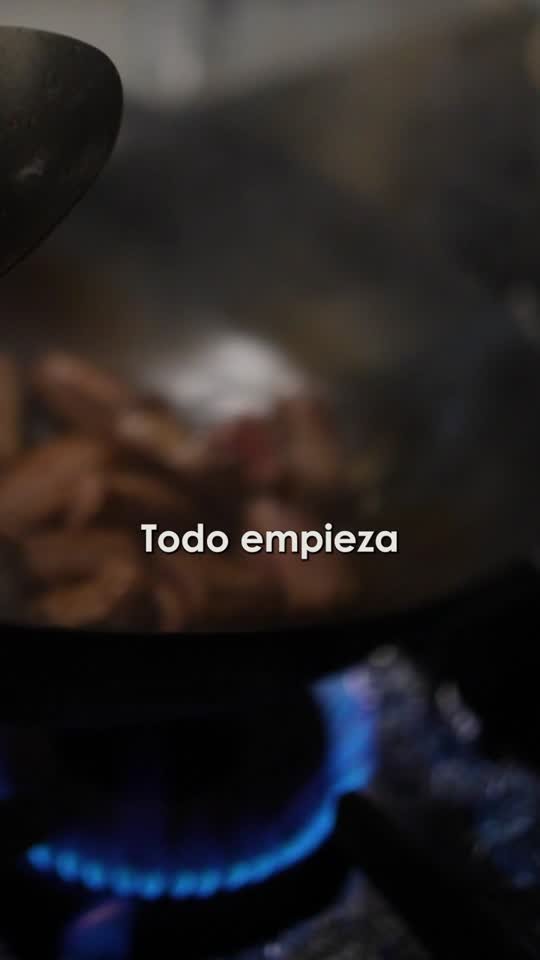Lomo saltado al fuego en el wok