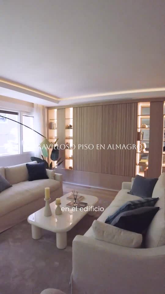 Cocina con isla y lámpara escultórica