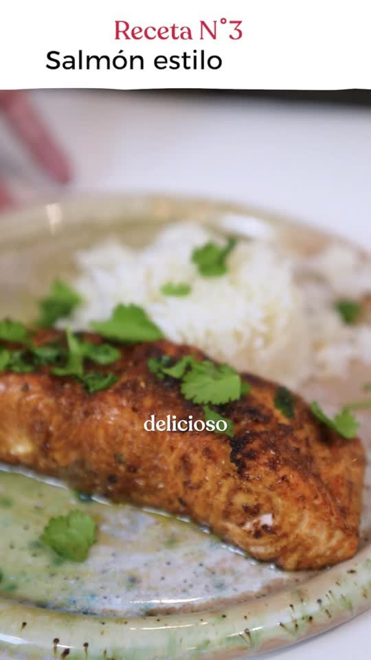 Salmón asiático sobre arroz