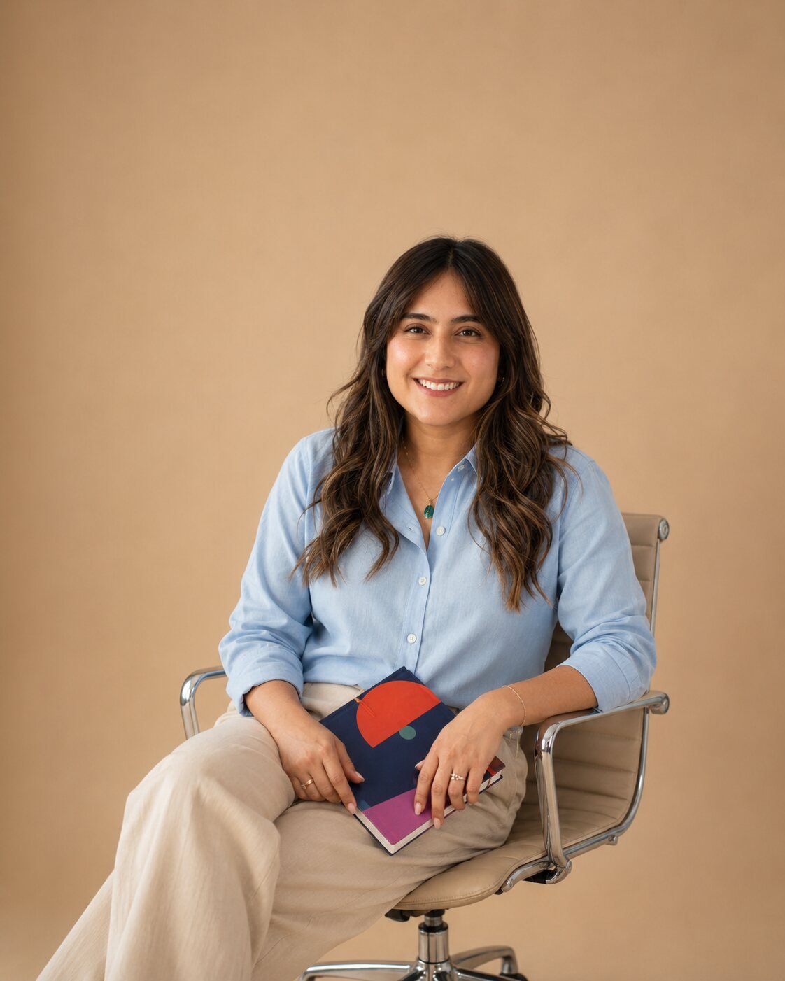 Zamantha Vásquez, directora creativa de DÍVERA, con una propuesta de marca en la mano